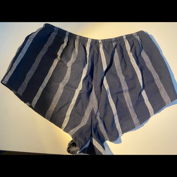 Summer shorts size small - Picture 3 of 3